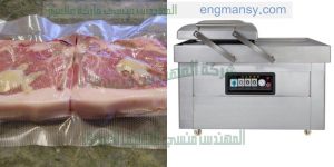 تغليف اللحمه فى اكياس بعد شفط الهواء ويتم بعد ذلك نضعها بالكيس